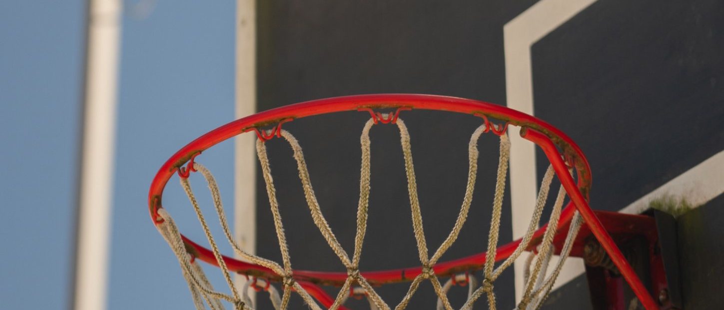 Basketballkorb vor blauem Himmel