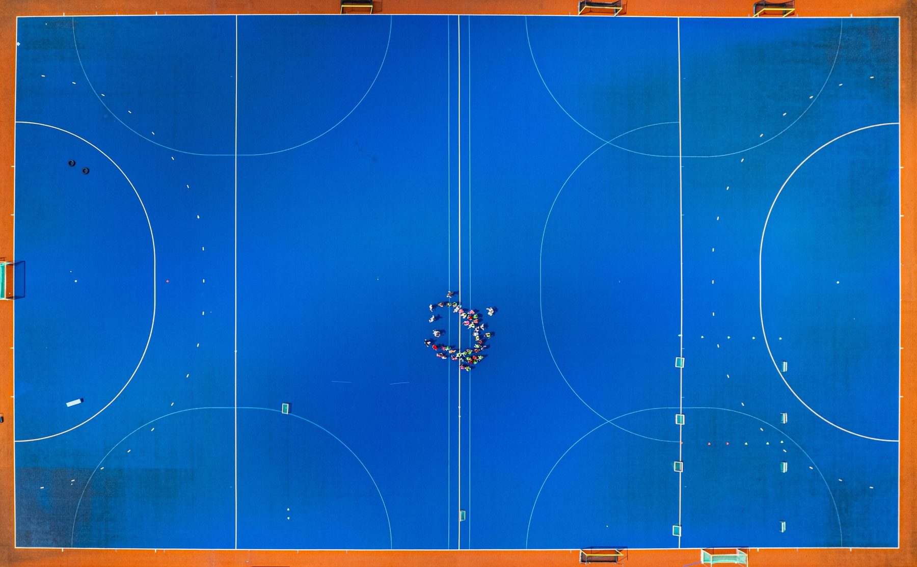 Luftbild eines blauen Spielfelds mit Markierungen