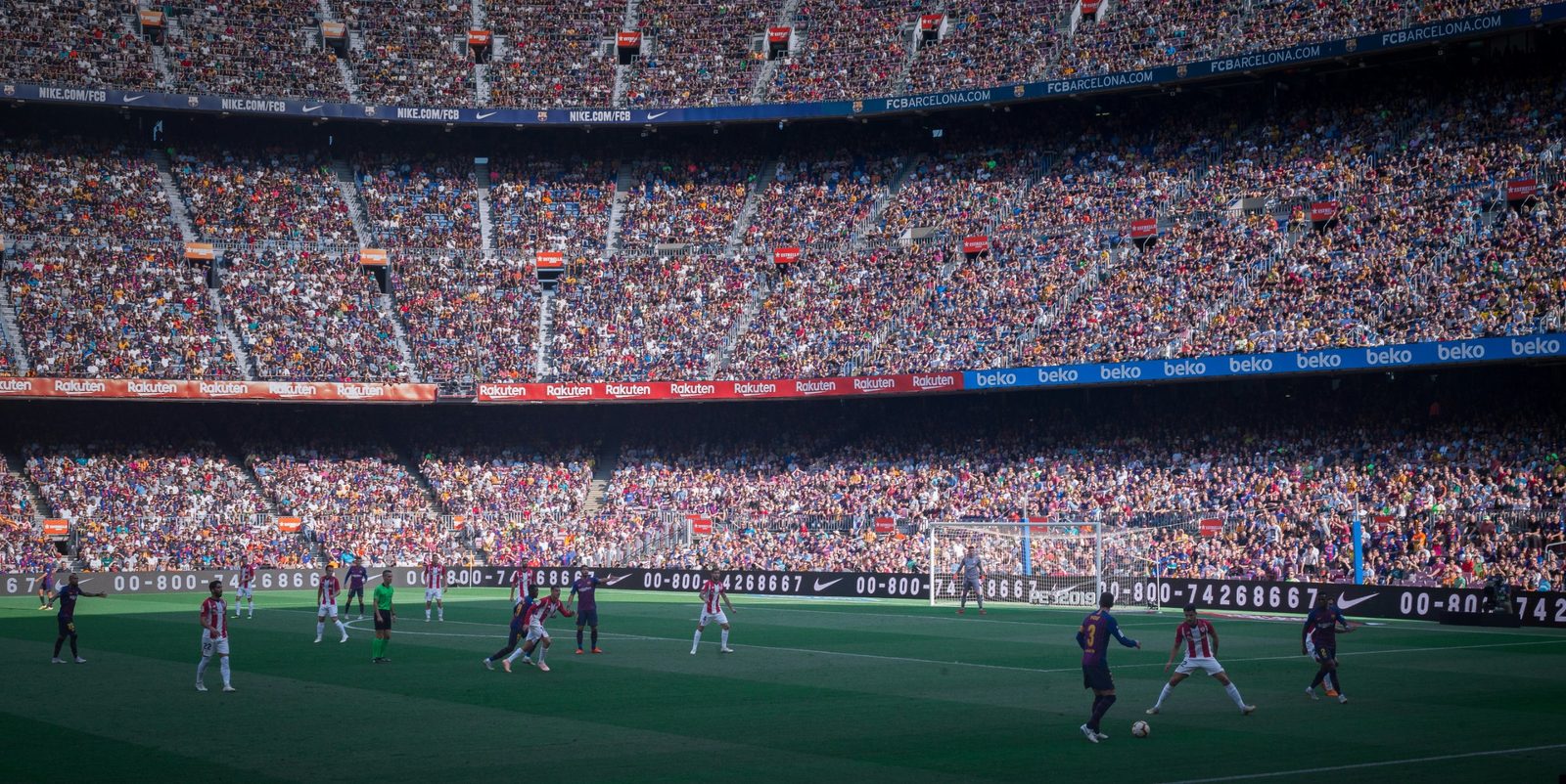 Gut gefülltes Fußballstadion bei einem Spiel