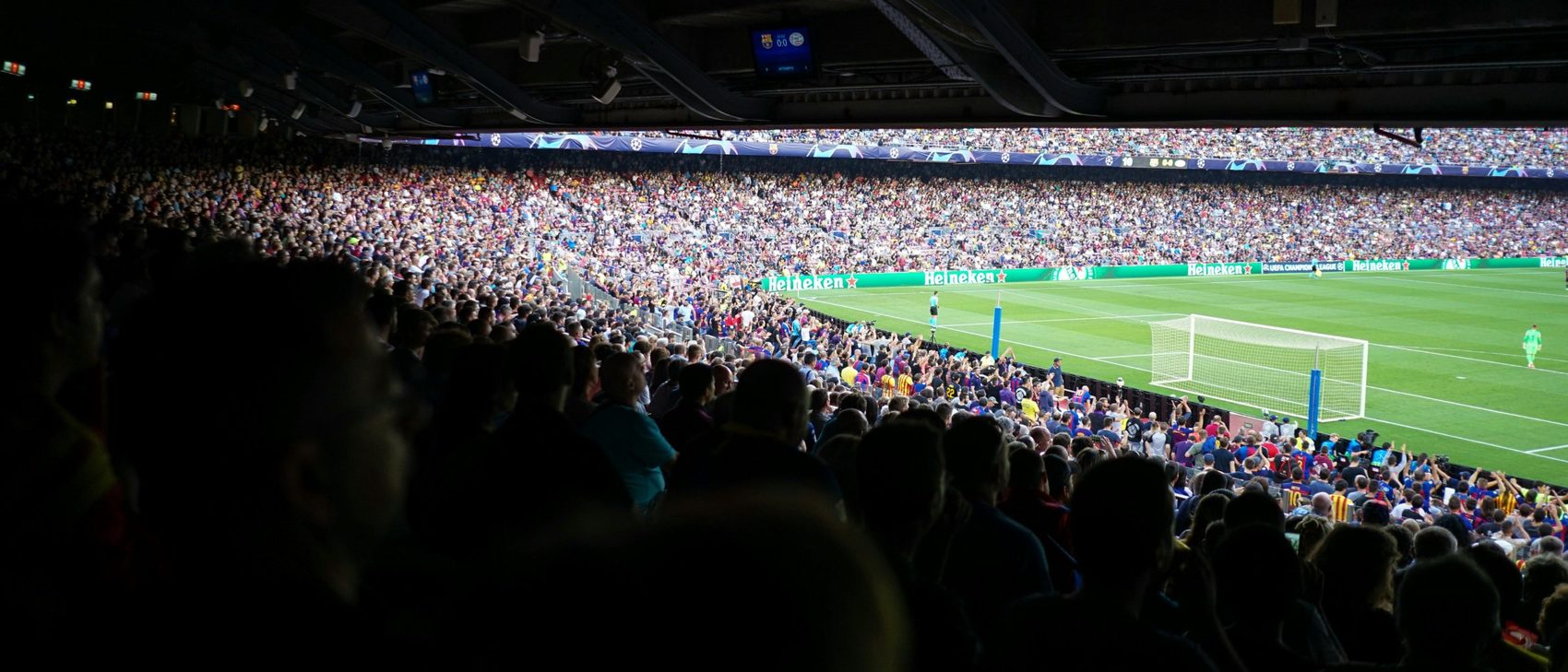 Fußballstadion bei Flutlicht, von der Tribüne aus gesehen
